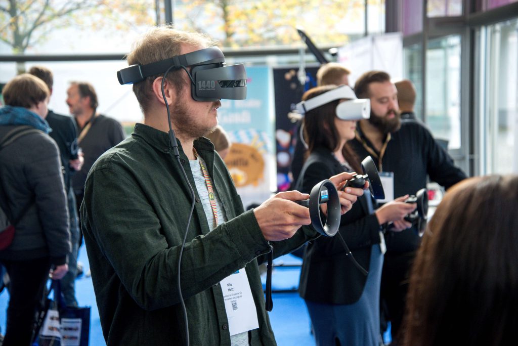 4 Big Impacts of Virtual Reality in Recruitment 1 Man using virtual reality recruitment tools at an open day