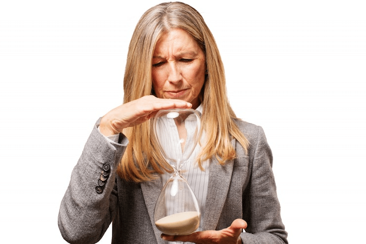What’s the Difference Between Time To Hire vs Time To Fill? 3 An office woman holding an hourglass